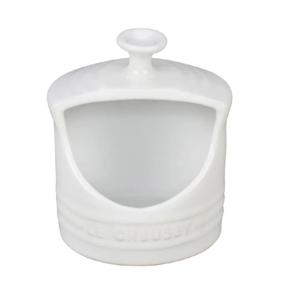 Le Creuset salero de piedra con apertura lateral para acceso rápido durante la cocción.