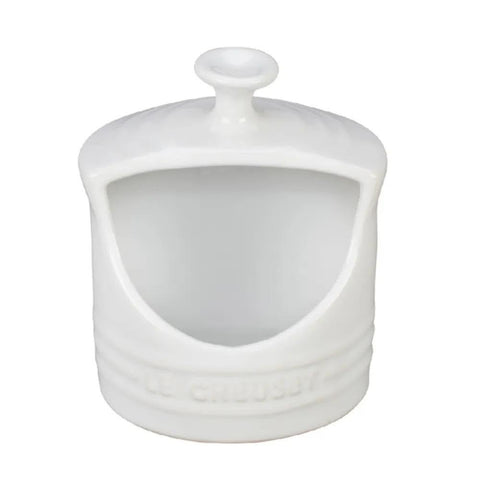 Le Creuset salero de piedra con apertura lateral para acceso rápido durante la cocción.