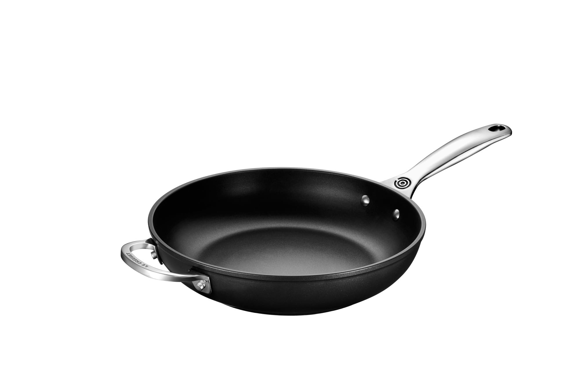 Le Creuset Sartén antiadherente reforzada PRO con mango ergonómico para mover con comodidad.