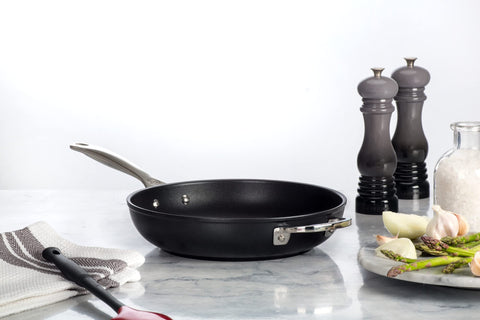 Le Creuset Sartén antiadherente reforzada PRO apta para todo tipo de cocinas y horno 500F.