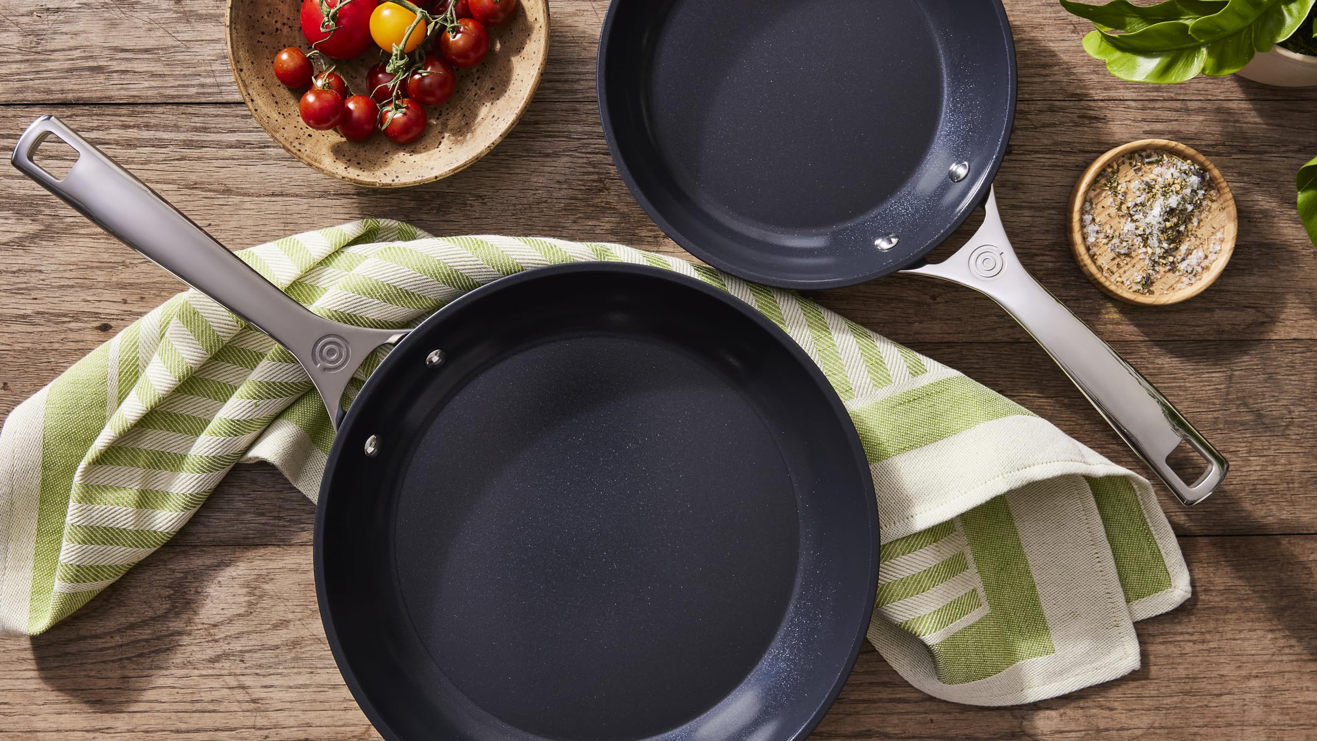 Le Creuset Base encapsulada de acero distribuye calor de forma uniforme.