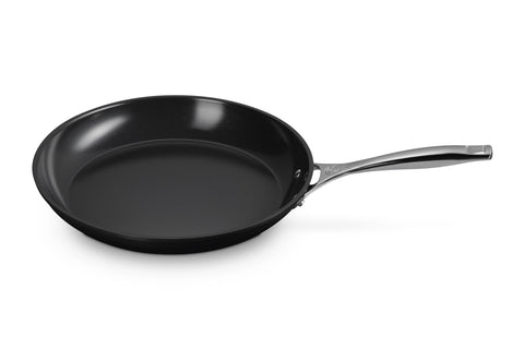 Le Creuset Sartén cerámica antiadherente de 12 pulgadas para desmolde fácil y limpieza rápida.