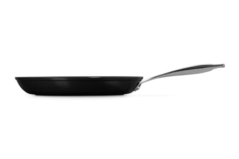 Le Creuset Sartén cerámica con base de acero inoxidable para distribución de calor uniforme.