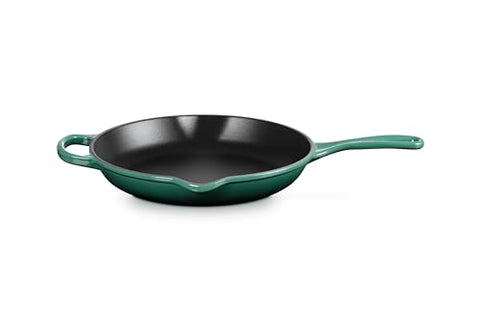 Le Creuset sartén esmaltada Artichaut exterior, color vibrante para presentación.