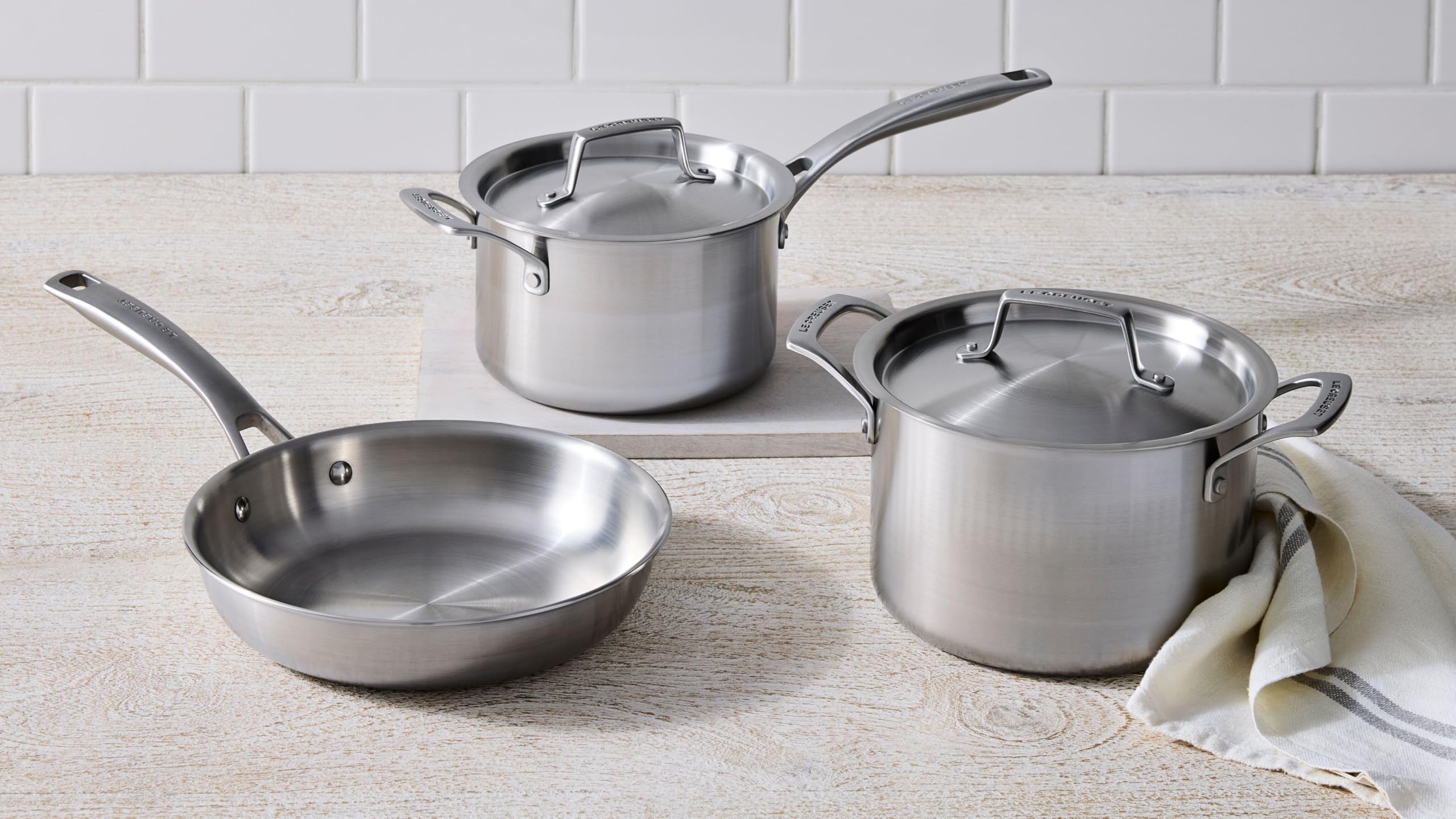 Le Creuset acabado exterior cepillado: durabilidad y limpieza sencilla.