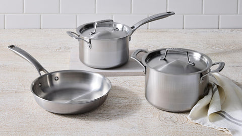 Le Creuset acabado exterior cepillado: durabilidad y limpieza sencilla.