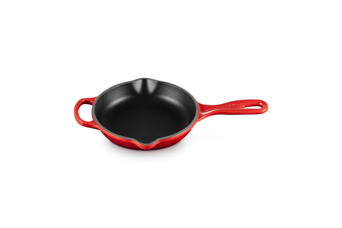 Sartén Le Creuset con mango de hierro y acabado cerise, ideal para dorar y sellar