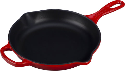 Le Creuset sartén de hierro esmaltado, vista frontal en Cerise, excelente distribución de calor