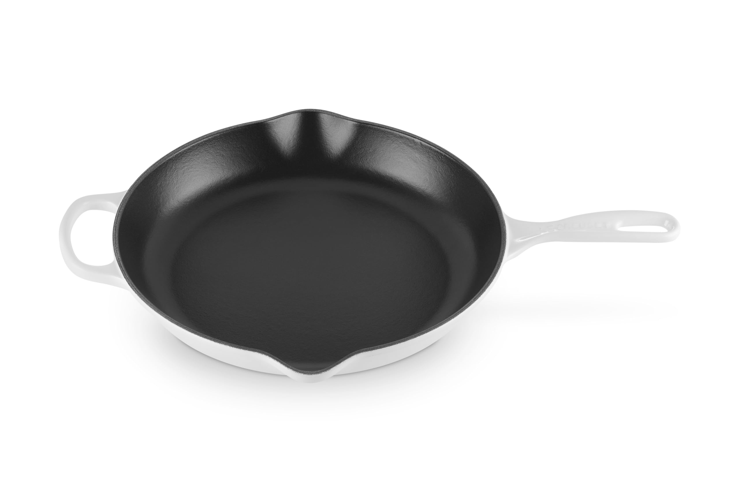 Sartén Le Creuset de hierro esmaltado blanco con mango, ideal para sellar a alta temperatura.