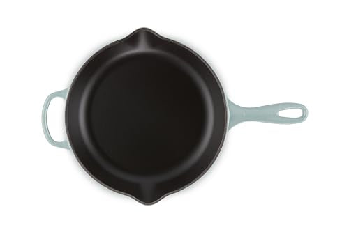 Le Creuset 25 cm dorando carne y salteando verduras en estufa.