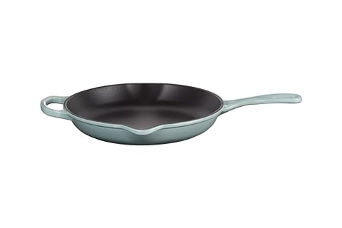 Interior negro satinado de Le Creuset 25 cm, esmalte facilita cocción a alta temperatura.