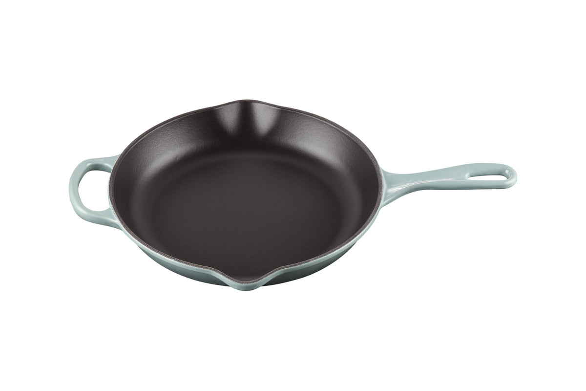 Sartén Le Creuset Insignia de 25 cm con mango de hierro color sal marina, cocción uniforme.