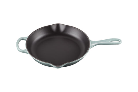 Sartén Le Creuset Insignia de 25 cm con mango de hierro color sal marina, cocción uniforme.