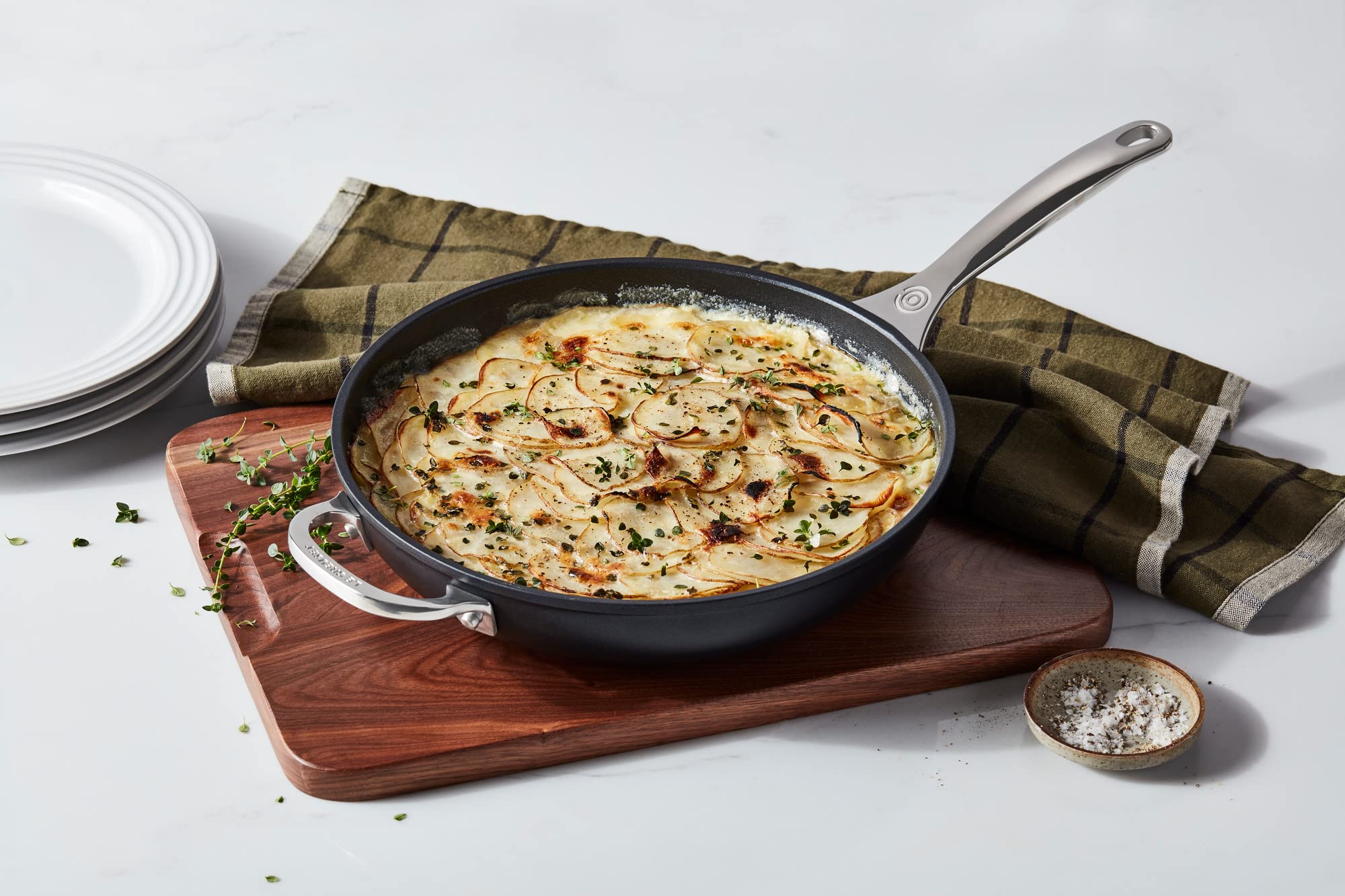 Le Creuset Sartén antiadherente reforzada PRO apta para lavavajillas y utensilios de metal.