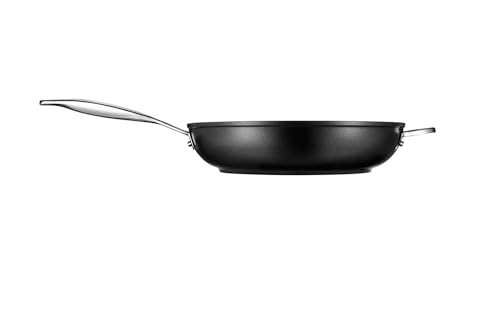 Le Creuset Sartén antiadherente reforzada PRO mango ergonómico mantiene tacto frío para manejo cómodo.