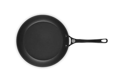 Le Creuset Sartén Pro aluminio anodizado duro para calentamiento rápido y parejo.