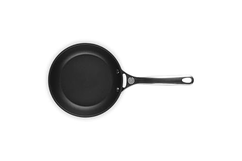 Cuerpo de aluminio duro que favorece calor rápido y uniforme en Le Creuset