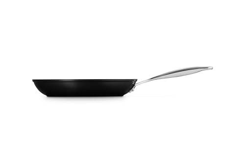 Le Creuset Sartén Pro apta para todas las cocinas y horno hasta 500°F.