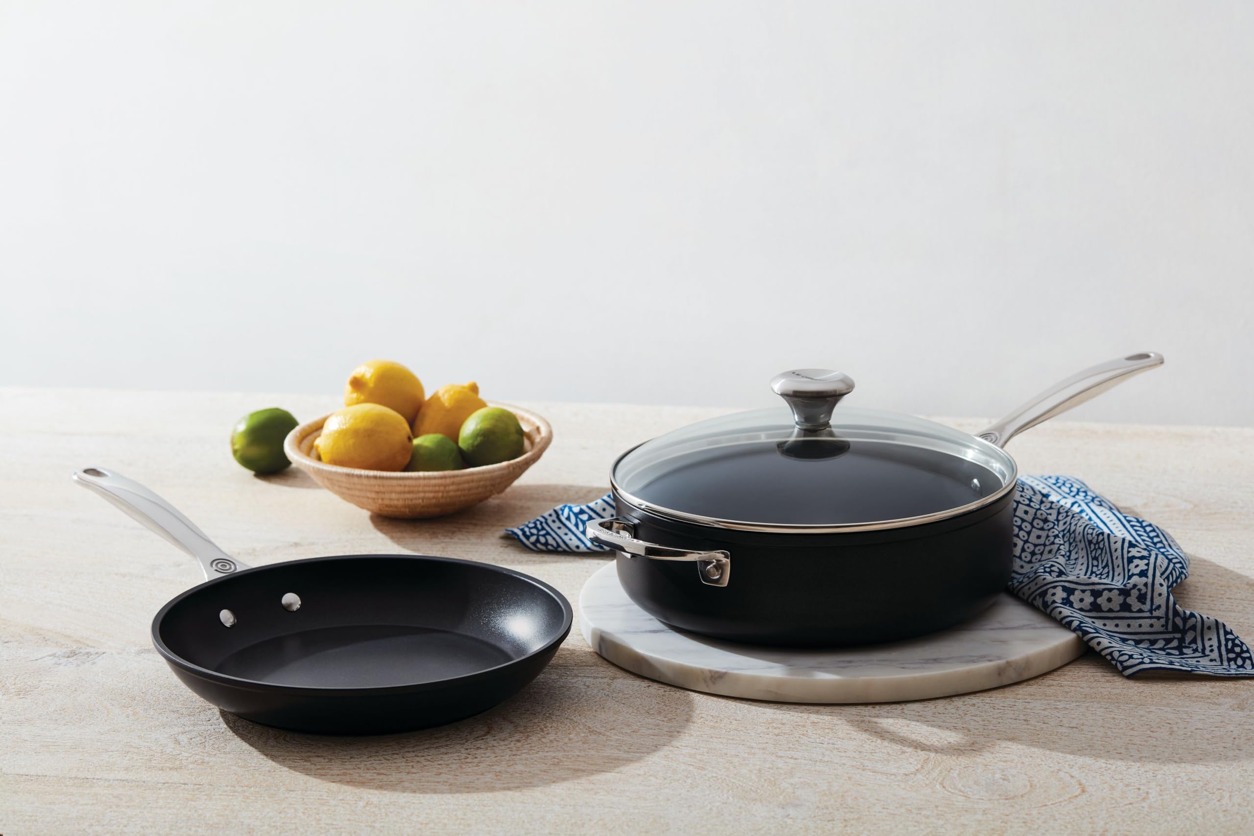 Le Creuset Sartén Pro uso diario seguro y cómodo en casa.