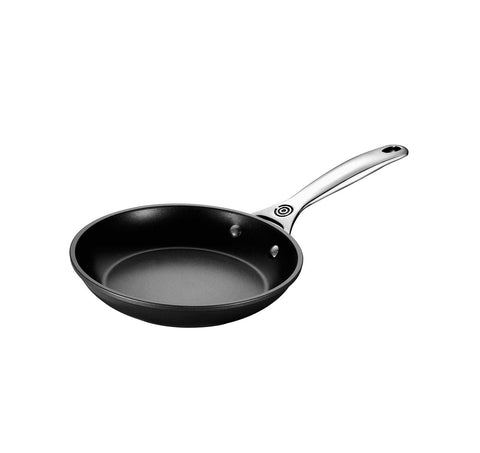 Sartén Le Creuset compatible con utensilios de metal sin dañar la superficie