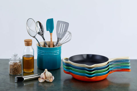 Le Creuset ideal para sellar carnes y salteados, mesa incluida