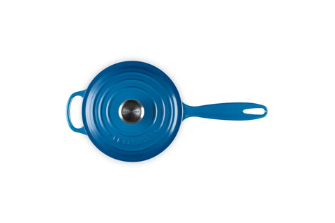 La sartén Le Creuset Signature esmaltado Marseille, asas y pomo resistentes a altas temperaturas.