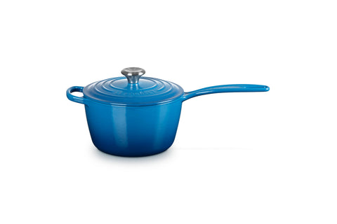 La sartén Le Creuset Signature esmaltado Marseille, tapa ajustada ayuda a conservar humedad.
