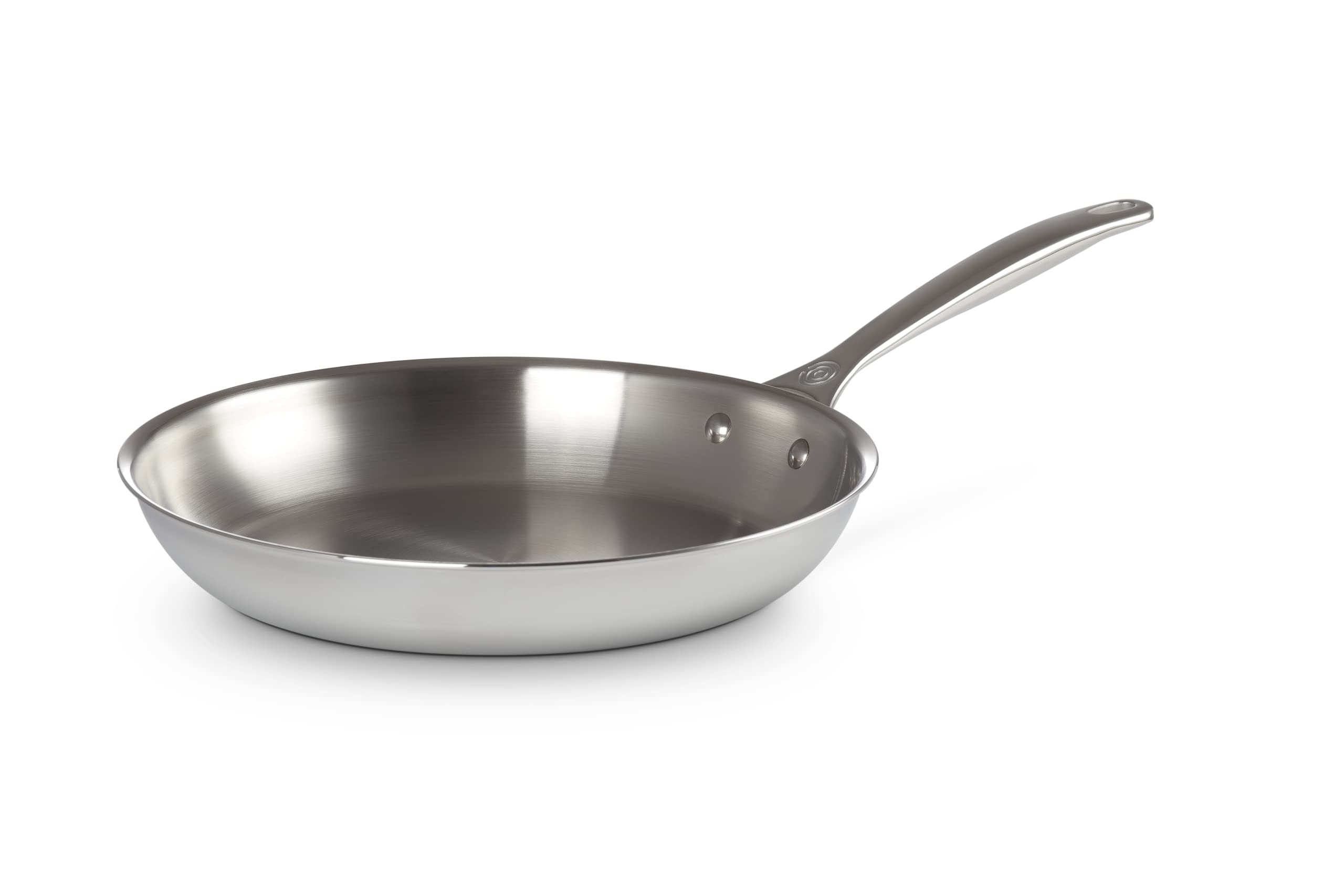 Exterior de acero inoxidable y titanio de Le Creuset Tri-Ply para resistencia y brillo