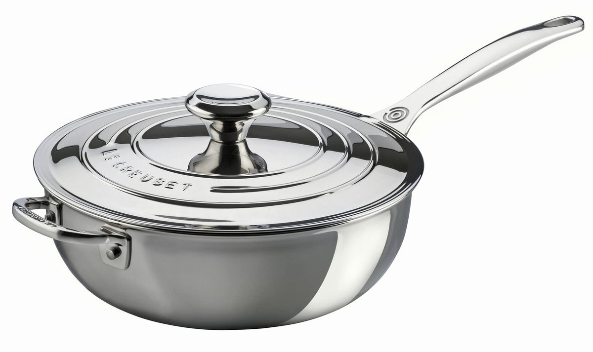 Le Creuset Saucier triple capa, frente, distribución uniforme del calor.