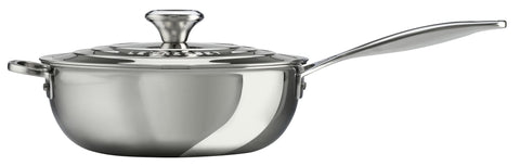 Le Creuset Saucier triple capa interior con marcas de capacidad.