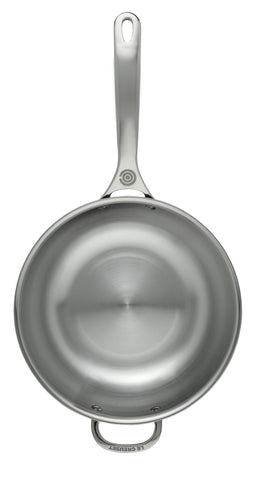 Le Creuset Saucier mango ergonómico, frío al tacto para moverse con comodidad.