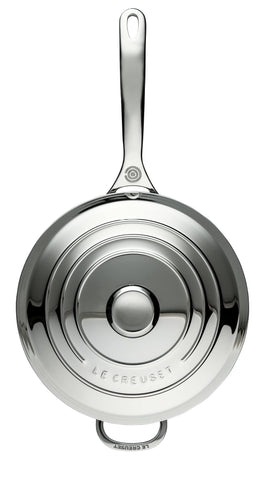 Le Creuset Saucier triple capa tapa con ventilación integrada para evitar desbordes.