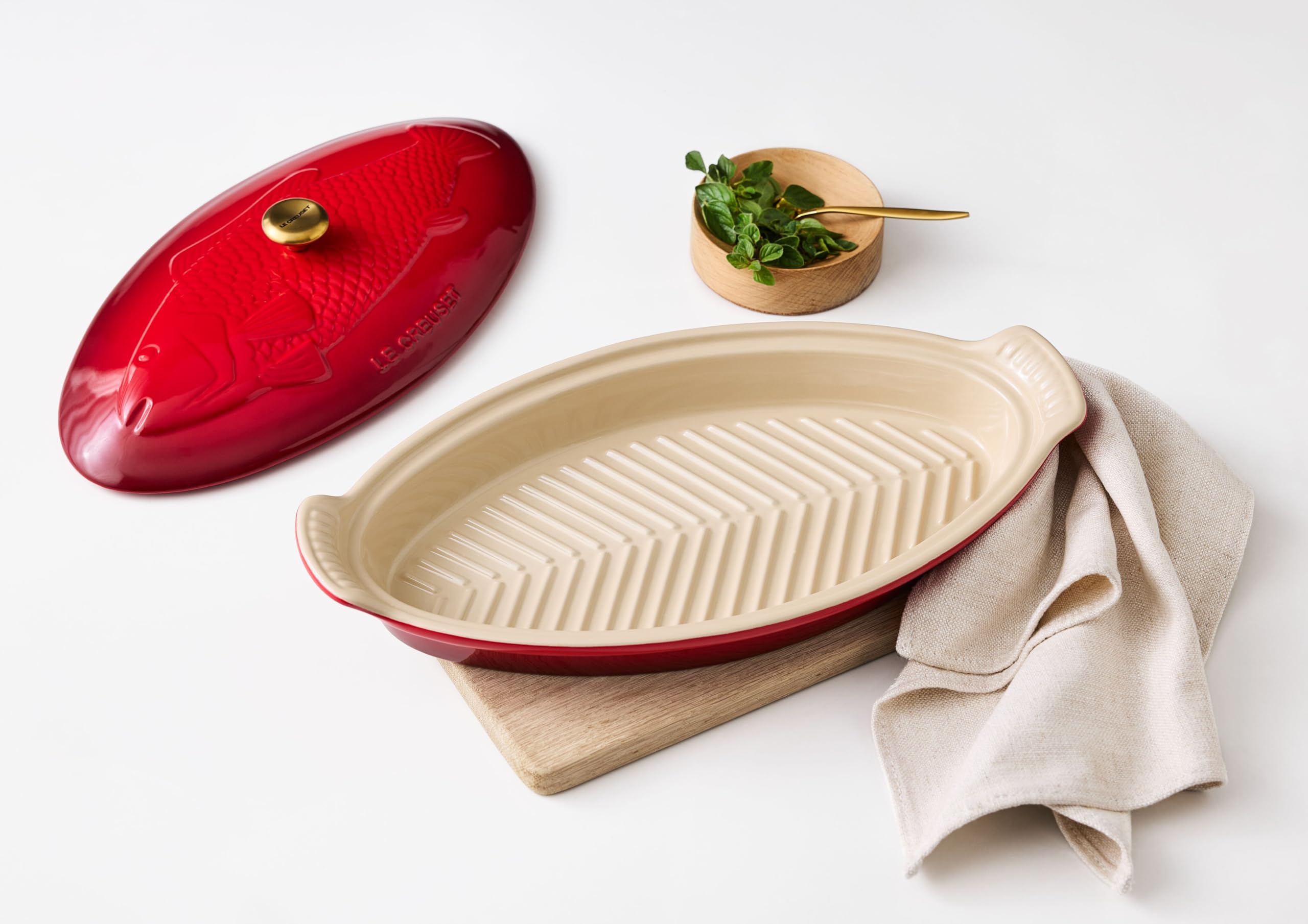 Le Creuset sello de humedad ayuda a mantener aromas durante la cocción.