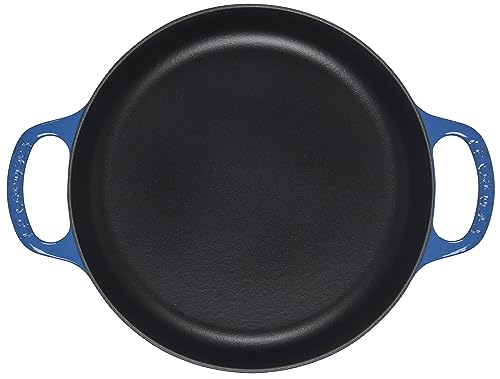 Sartén Le Creuset Signature con mango ergonómico para un agarre seguro al voltear.