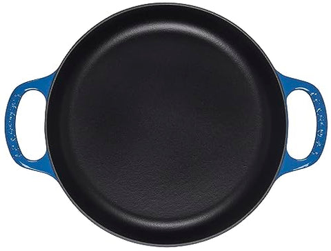 Sartén Le Creuset Signature con mango ergonómico para un agarre seguro al voltear.