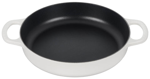 Le Creuset Signature sartén de hierro 11 pulgadas blanco, vista frontal, distribución de calor superior.