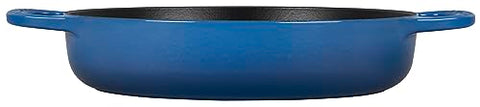 Interior negro con patina mejora la cocción con el tiempo en la sartén Le Creuset Signature.