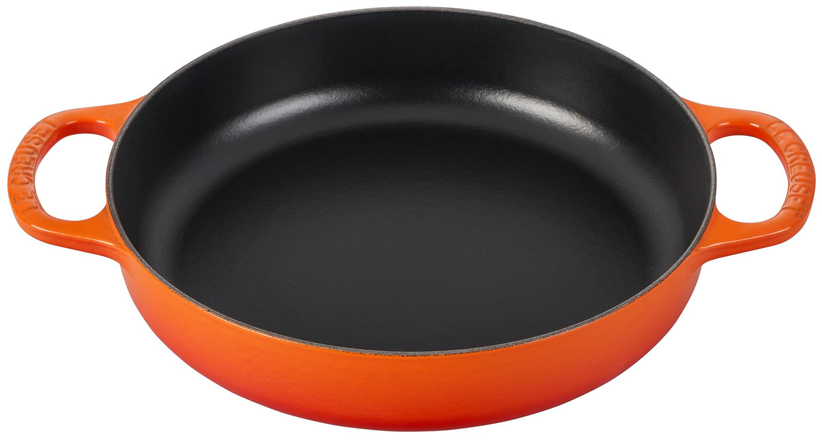 Le Creuset Signature sartén de hierro fundido, frente, distribución uniforme de calor para cocinar.