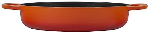 Le Creuset Signature sartén con interior esmaltado, facilita limpieza y durabilidad.