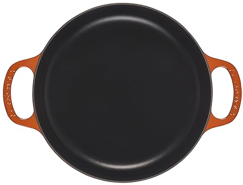 Le Creuset Signature sartén 11 pulgadas, interior negro satinado desarrolla patina.