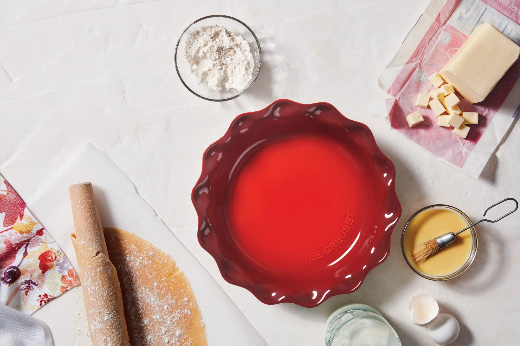 Le Creuset tartera para pastel cerise, presentación en mesa lista para servir.
