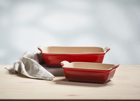 Le Creuset fuente rectangular Heritage Cerise interior esmaltado facilita desmoldeo y limpieza.