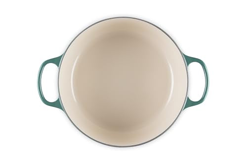 Tapa de Le Creuset con diseño eficiente para mantener vapor y humedad.
