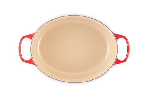 Tapa oval Le Creuset Cerise: domo que mantiene humedad para guisos jugosos.