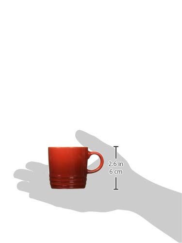 Taza espresso en mesa, color vibrante y elegante para cualquier ocasión.