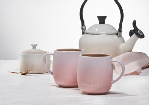 Aislamiento térmico Le Creuset mantiene bebidas a temperatura agradable.