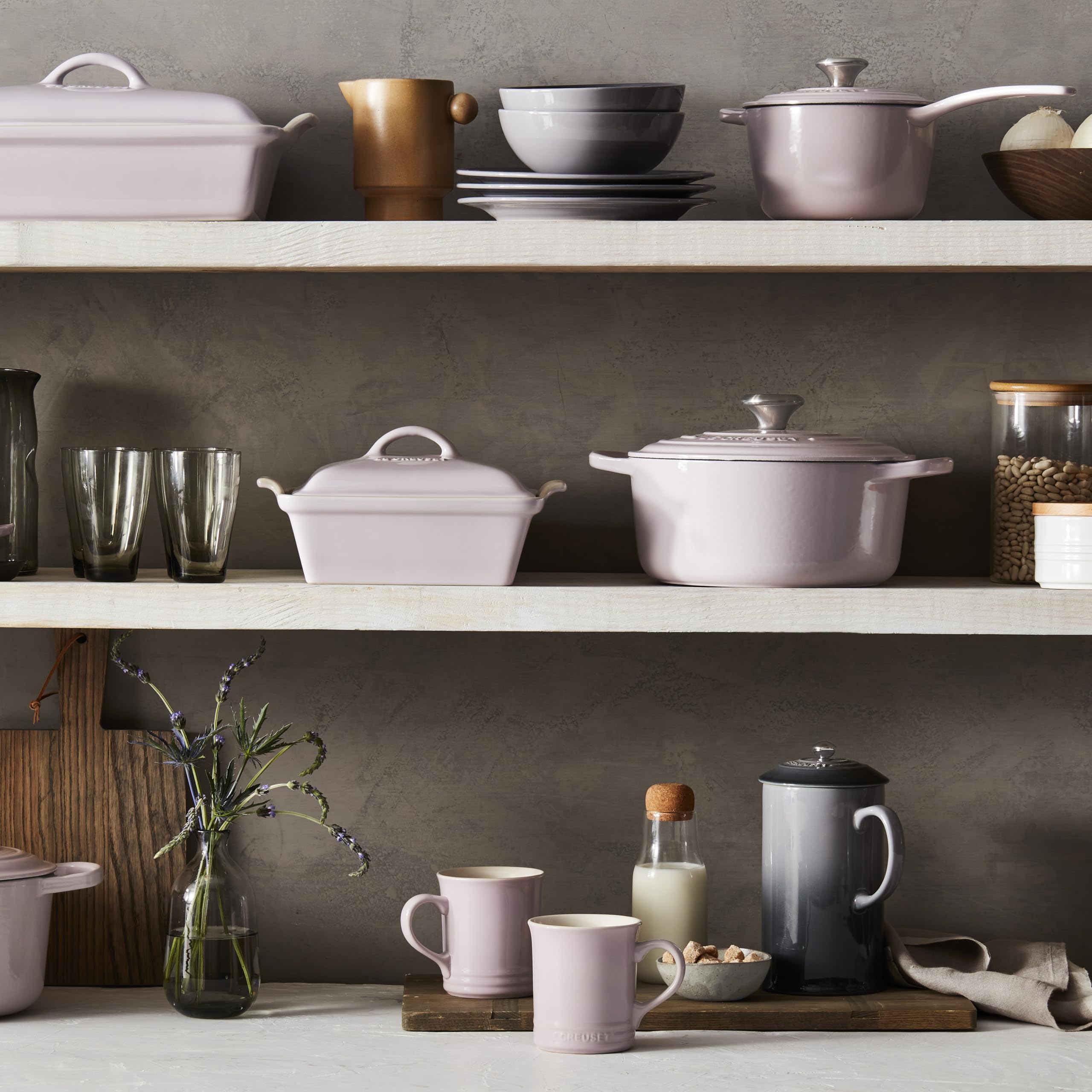 Le Creuset taza con bebida caliente, enfoque en aroma y calor agradable.