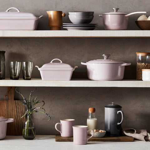 Le Creuset taza con bebida caliente, enfoque en aroma y calor agradable.