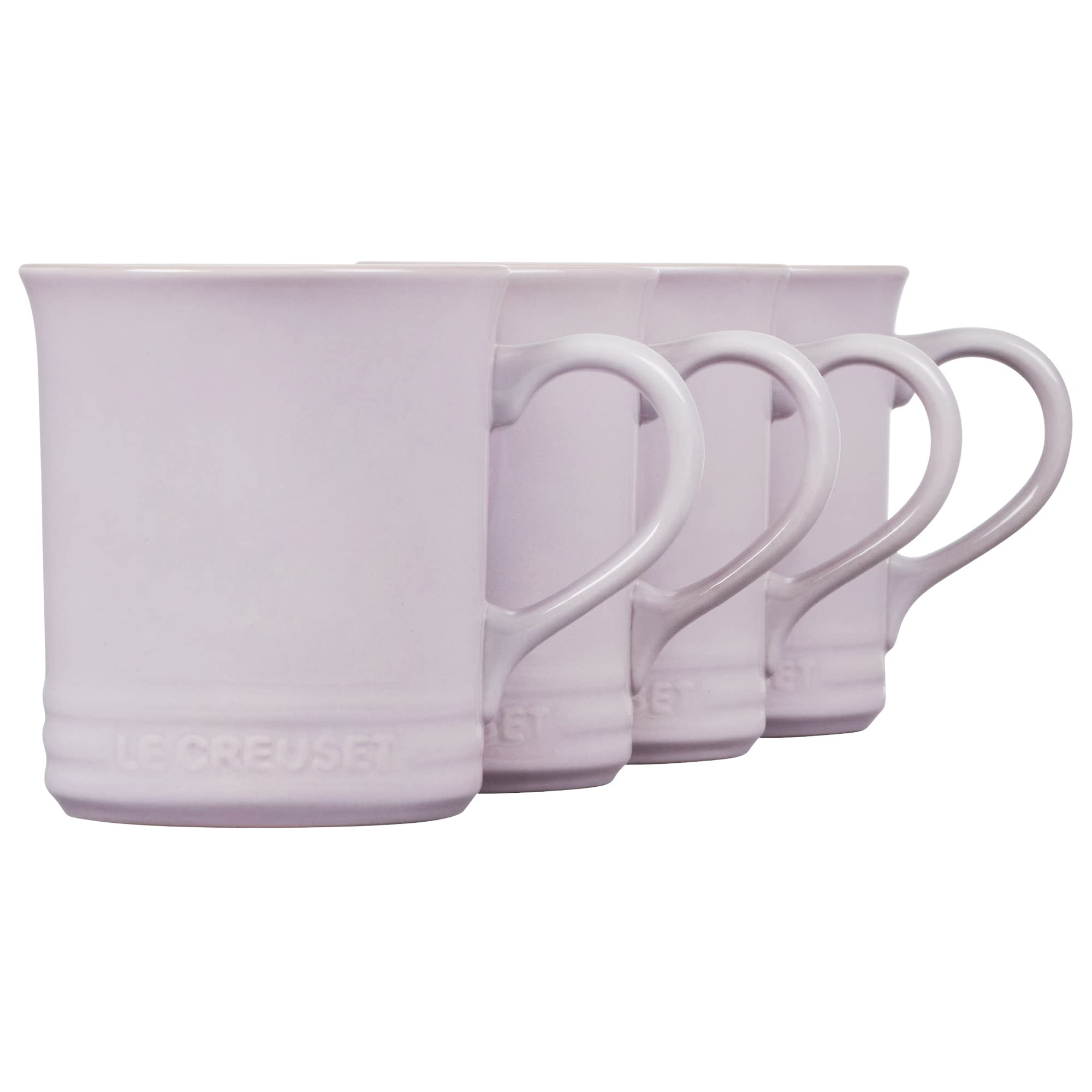 Le Creuset tazas junto a una sopa, porciones adecuadas y presentación atractiva.