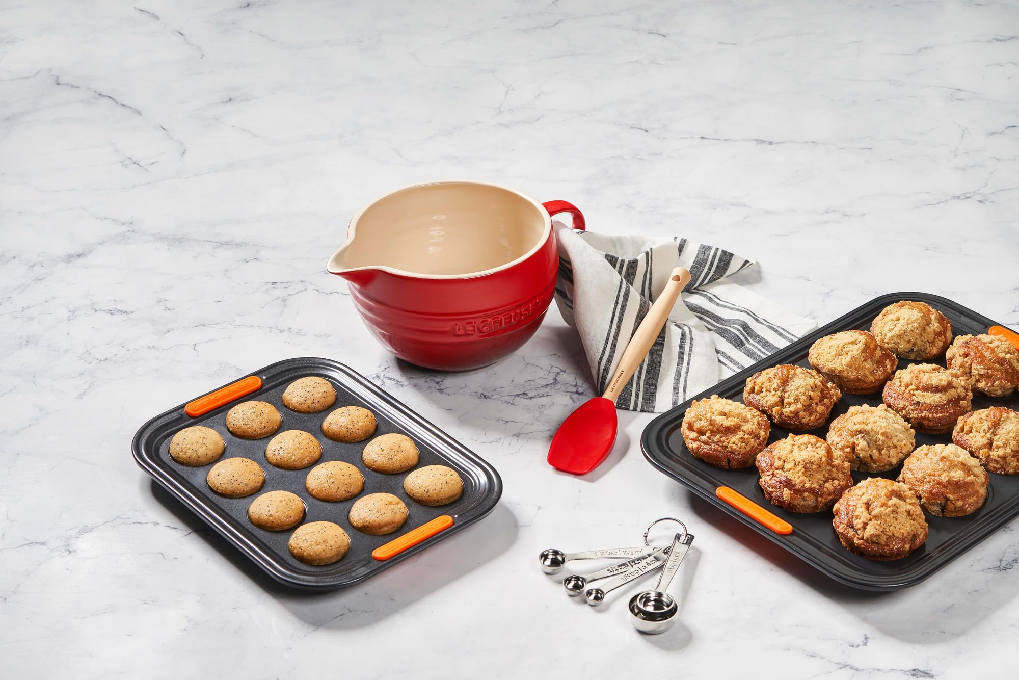 Le Creuset verter con control, evita goteos durante transferencias.